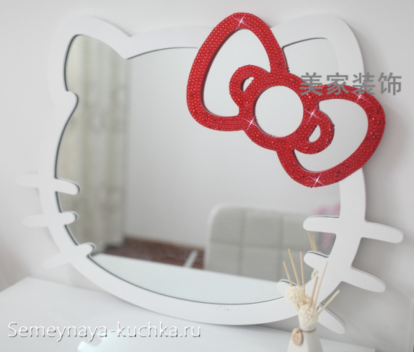 зеркало Hello Kitty c рамкой из фанеры